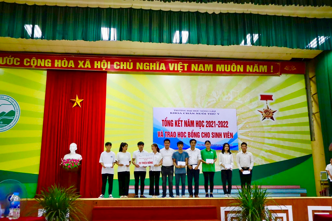 Đại diện công ty trao học bổng cho sinh viên Đại học Nông lâm Thái Nguyên